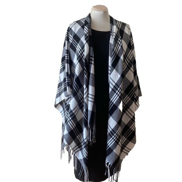 ADRIENNE VITTADINI black and white plaid wrap - Picture 1 of 5